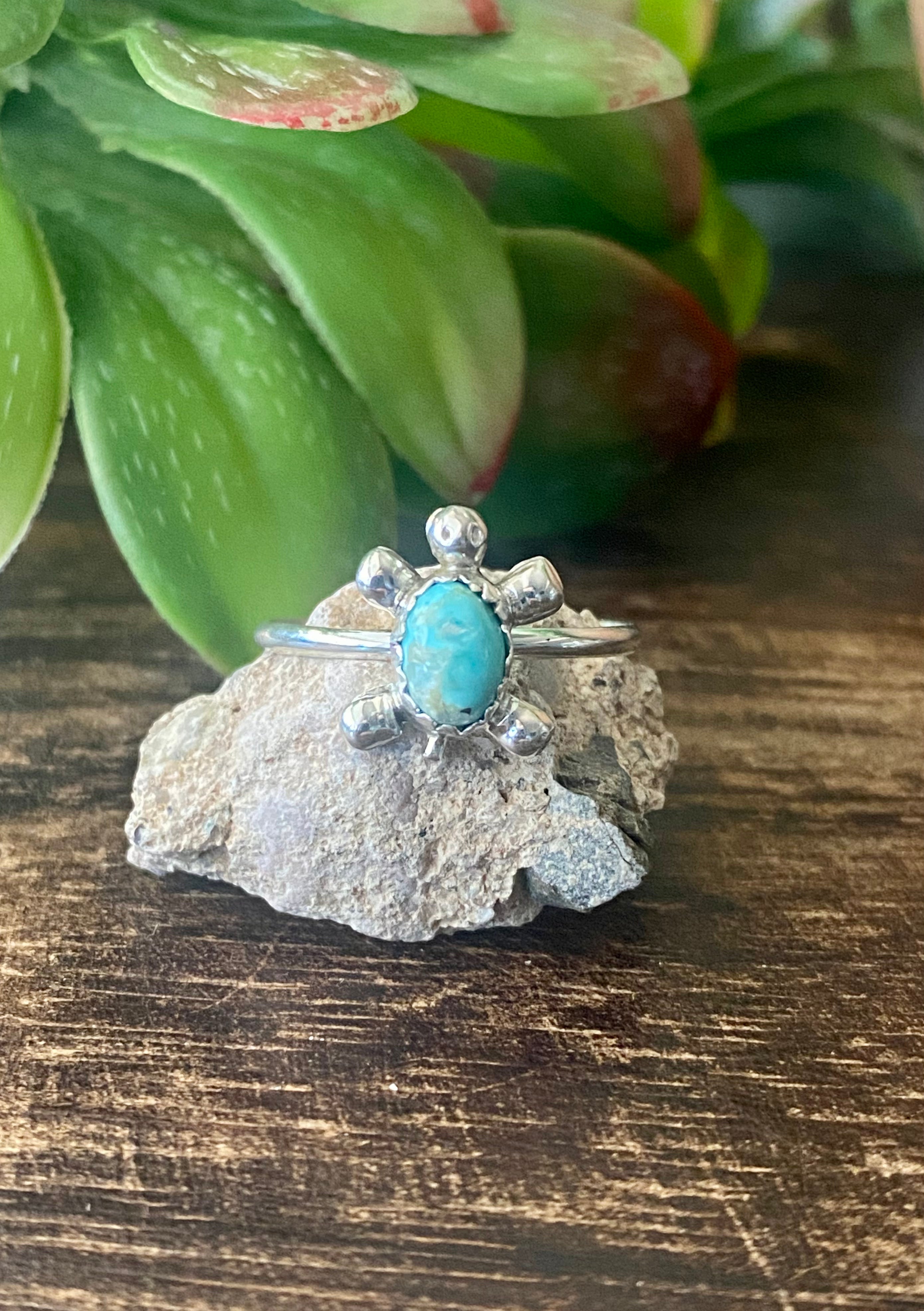 Zuni Made Turquoise & Sterling Silver Turtle Ring Size 5.75